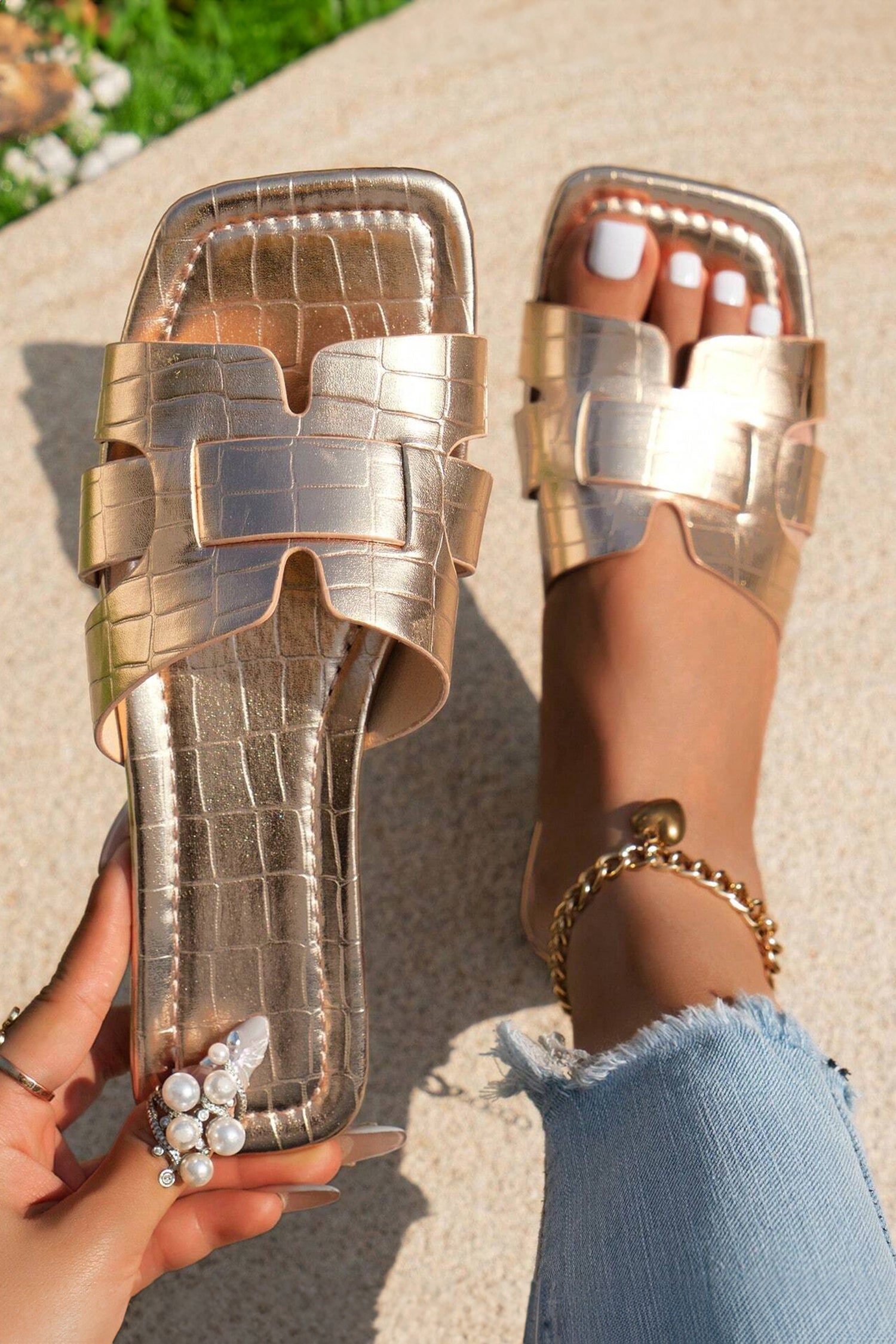 Metallic Crocodile Pattern Roman Style Flat Slippers