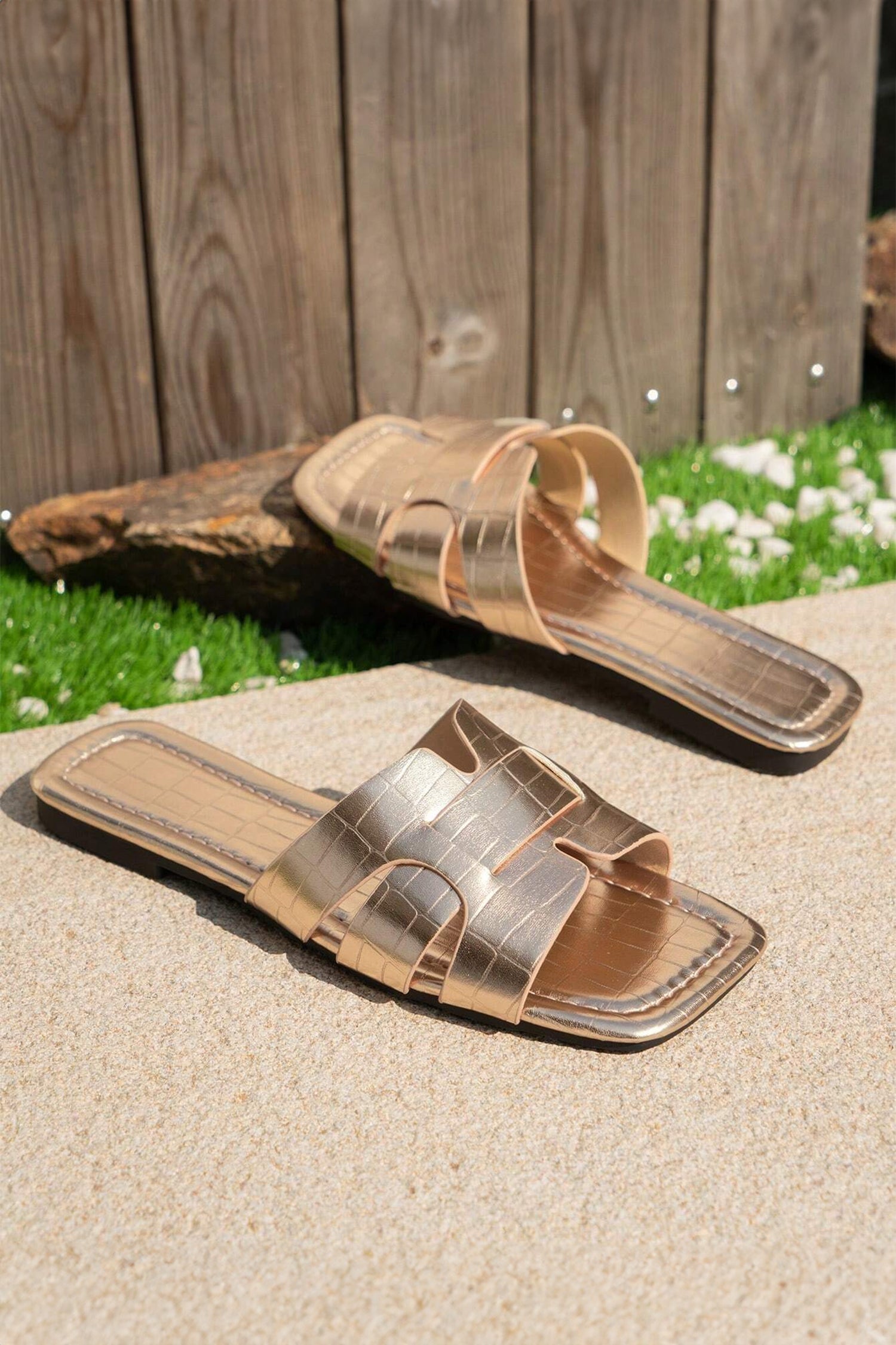 Metallic Crocodile Pattern Roman Style Flat Slippers